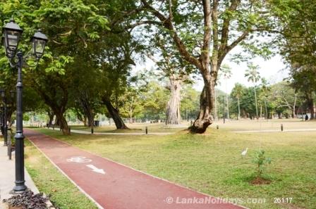 Vihara Maha Devi Park - 25 yards away